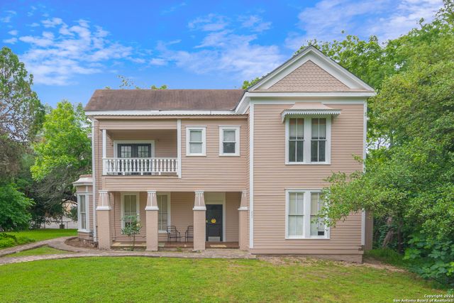 221 W WASHINGTON ST, Seguin, TX 78155