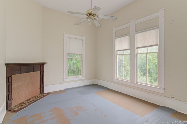 221 W WASHINGTON ST, Seguin, TX 78155