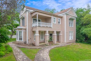 221 W WASHINGTON ST, Seguin, TX 78155