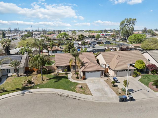 3525 S Martin Court, Visalia, CA 93277