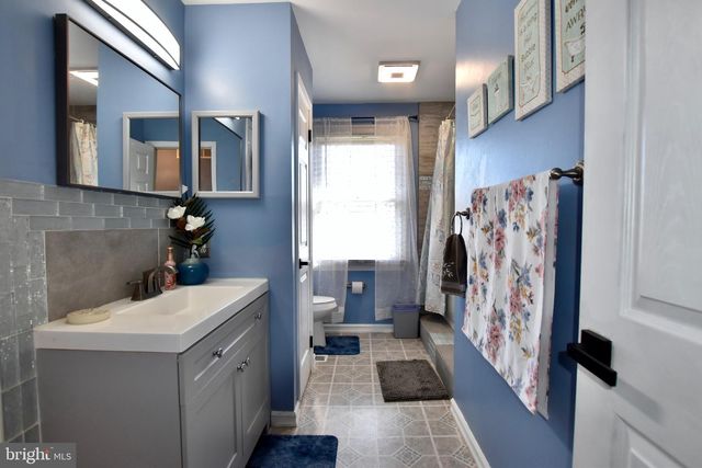 107 CRESCENT HOLLOW DR, Mantua, NJ 08051