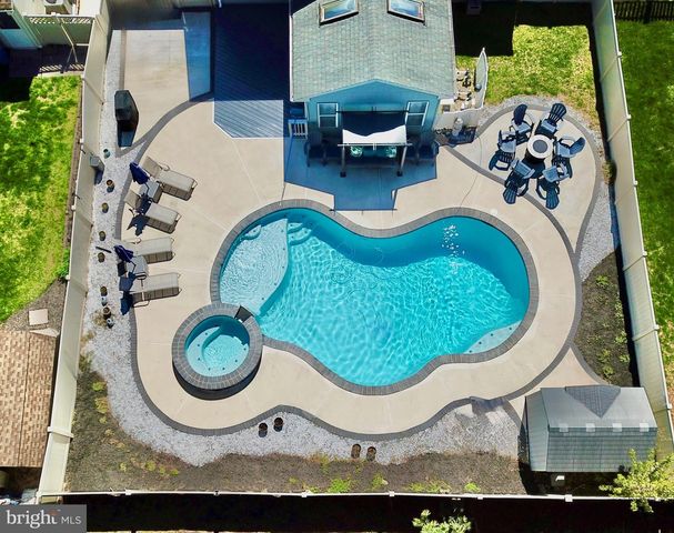 107 CRESCENT HOLLOW DR, Mantua, NJ 08051