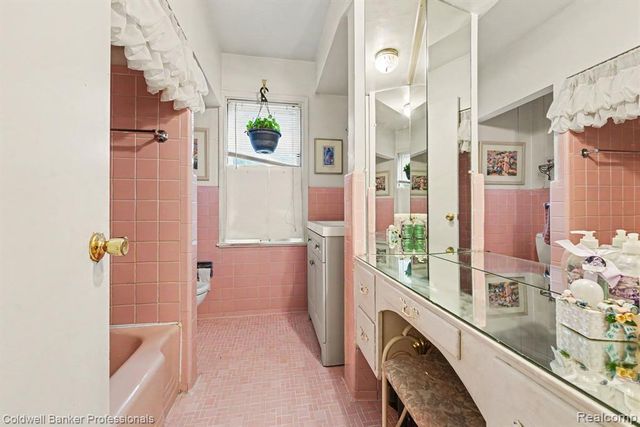 16 Hawthorne Road, Grosse Pointe Shores, MI 48236