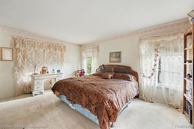 16 Hawthorne Road, Grosse Pointe Shores, MI 48236
