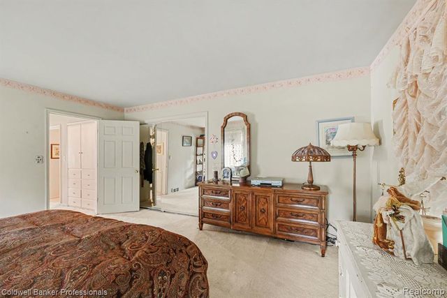 16 Hawthorne Road, Grosse Pointe Shores, MI 48236