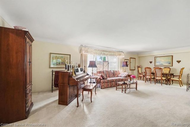 16 Hawthorne Road, Grosse Pointe Shores, MI 48236