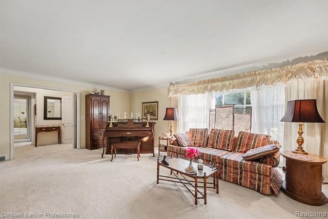 16 Hawthorne Road, Grosse Pointe Shores, MI 48236