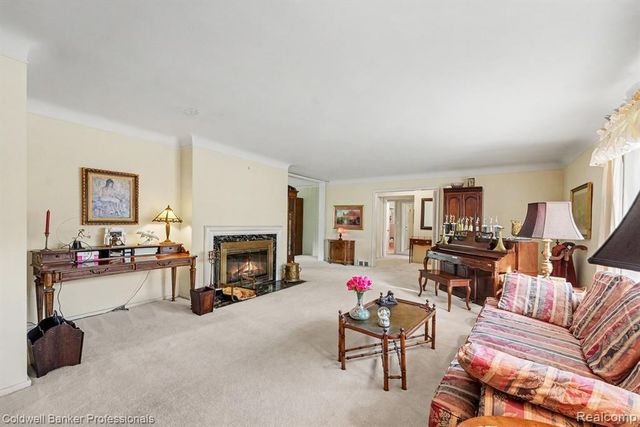 16 Hawthorne Road, Grosse Pointe Shores, MI 48236
