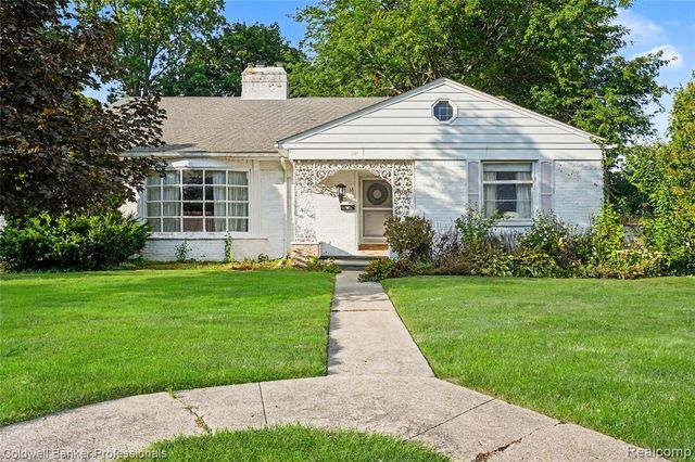 16 Hawthorne Road, Grosse Pointe Shores, MI 48236