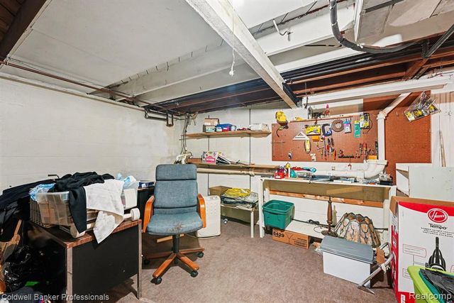 16 Hawthorne Road, Grosse Pointe Shores, MI 48236