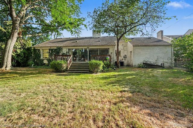 16 Hawthorne Road, Grosse Pointe Shores, MI 48236