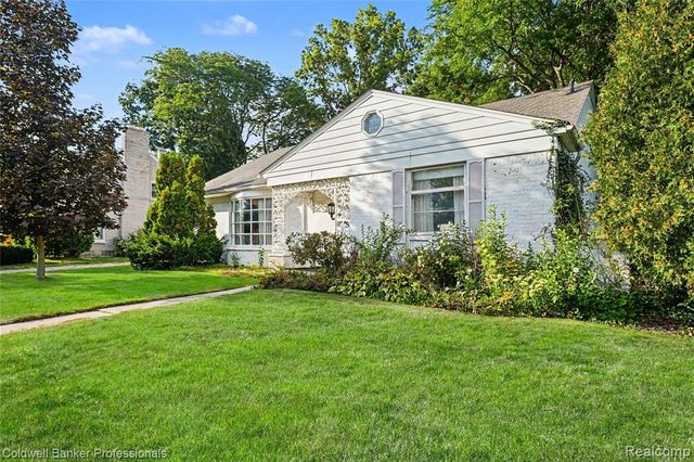 16 Hawthorne Road, Grosse Pointe Shores, MI 48236
