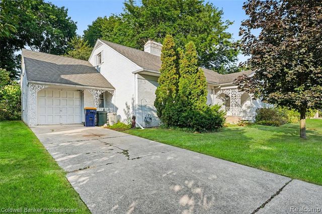 16 Hawthorne Road, Grosse Pointe Shores, MI 48236