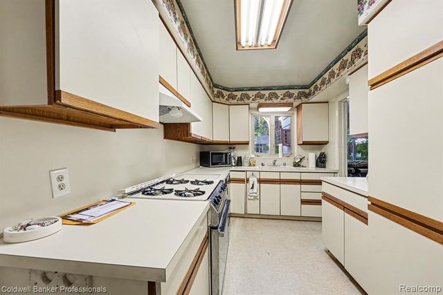 16 Hawthorne Road, Grosse Pointe Shores, MI 48236
