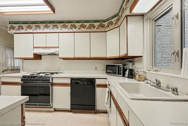 16 Hawthorne Road, Grosse Pointe Shores, MI 48236