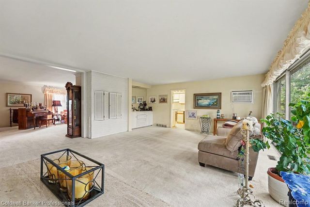 16 Hawthorne Road, Grosse Pointe Shores, MI 48236