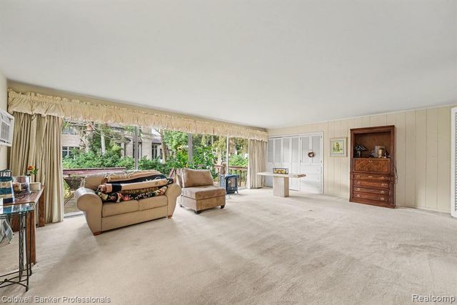 16 Hawthorne Road, Grosse Pointe Shores, MI 48236