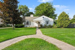 16 Hawthorne Road, Grosse Pointe Shores, MI 48236