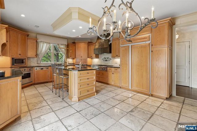 2 Ascot Way, Fort Lee, NJ 07024