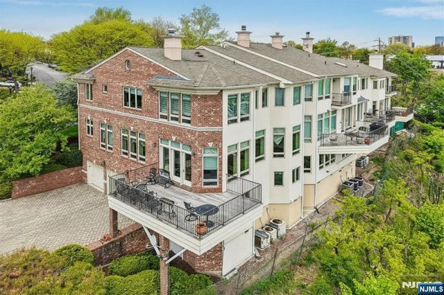 2 Ascot Way, Fort Lee, NJ 07024