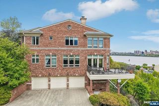 2 Ascot Way, Fort Lee, NJ 07024
