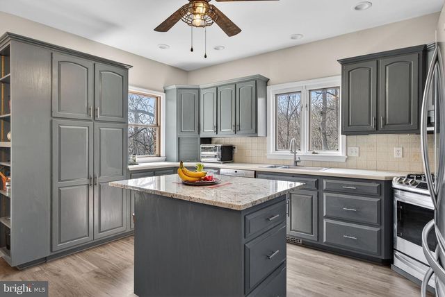 210 KELLY LN, York, PA 17406