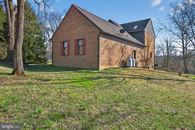 210 KELLY LN, York, PA 17406