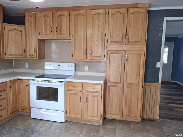 717 S 6TH Avenue, Canton, IL 61520