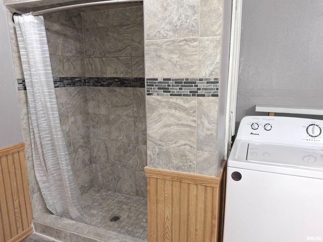 717 S 6TH Avenue, Canton, IL 61520