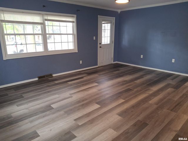 717 S 6TH Avenue, Canton, IL 61520