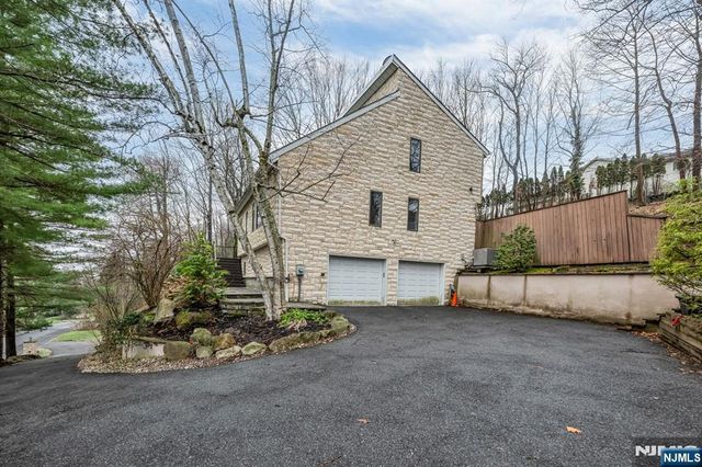 37 Berkshire Road, Woodcliff Lake, NJ 07677