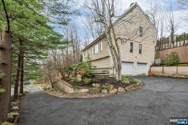 37 Berkshire Road, Woodcliff Lake, NJ 07677