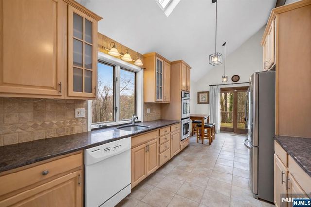 37 Berkshire Road, Woodcliff Lake, NJ 07677