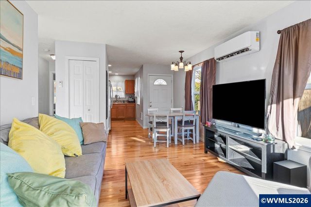 763 18th St NE, Salem, OR 97301