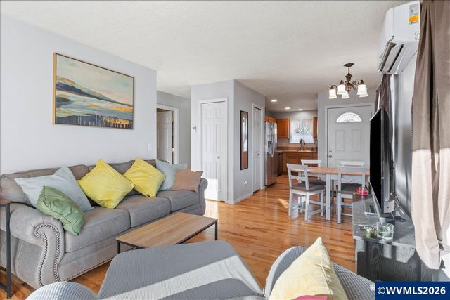 763 18th St NE, Salem, OR 97301