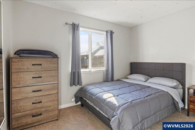 763 18th St NE, Salem, OR 97301