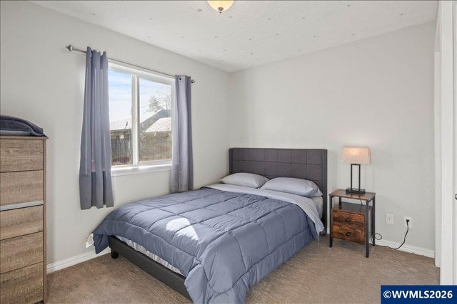 763 18th St NE, Salem, OR 97301