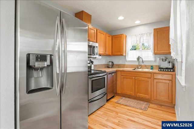 763 18th St NE, Salem, OR 97301