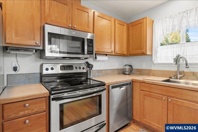 763 18th St NE, Salem, OR 97301