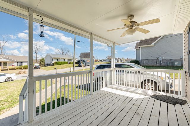 1042 Red Apple Ct, Clarksville, TN 37040