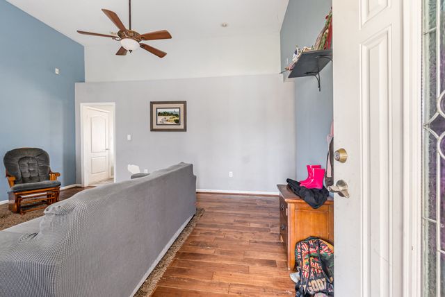 1042 Red Apple Ct, Clarksville, TN 37040