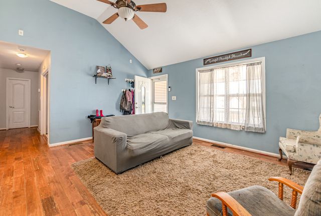 1042 Red Apple Ct, Clarksville, TN 37040