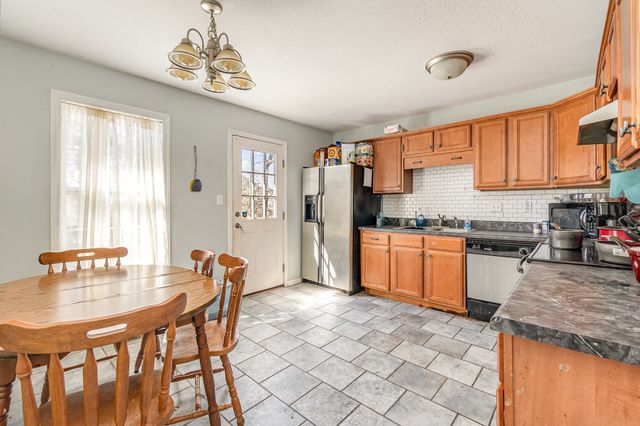 1042 Red Apple Ct, Clarksville, TN 37040