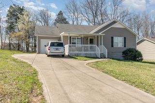 1042 Red Apple Ct, Clarksville, TN 37040