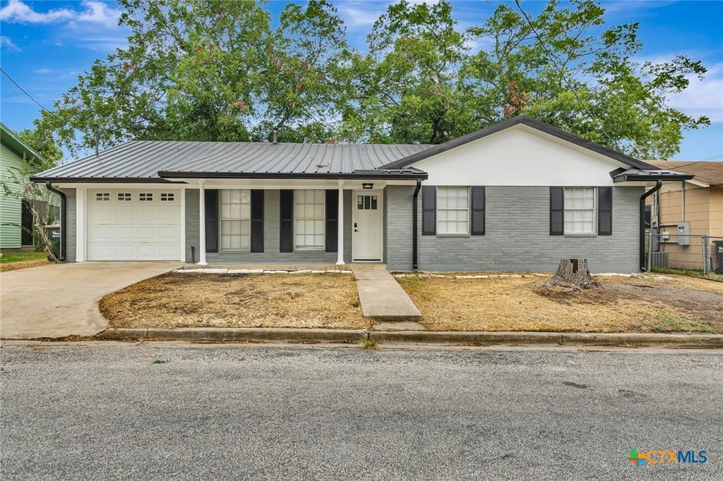 Image 1 of property listing at 602 N Market Street, Hallettsville, TX 77964