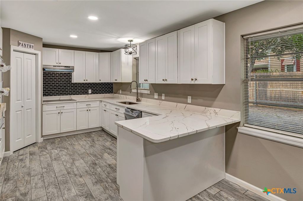 Image 12 of property listing at 602 N Market Street, Hallettsville, TX 77964