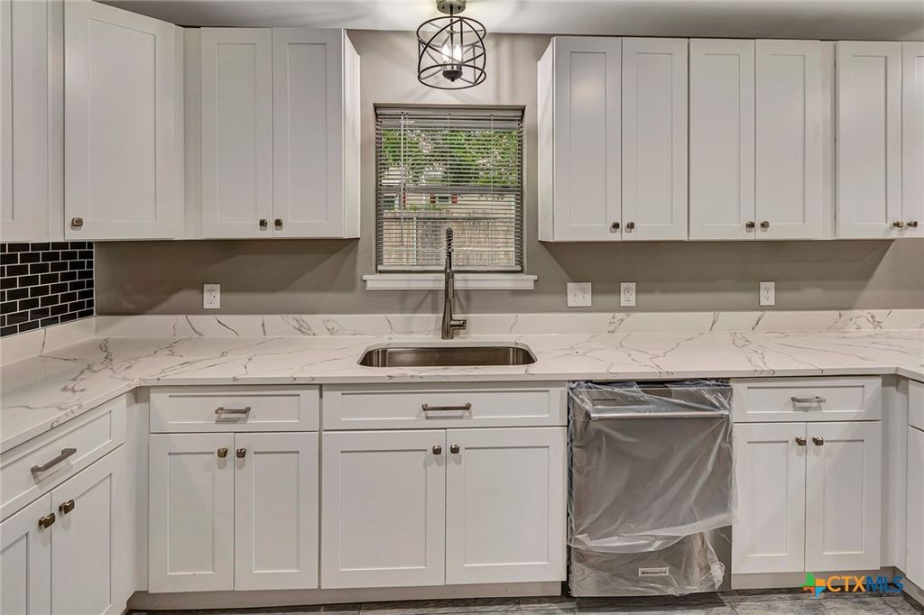 Image 15 of property listing at 602 N Market Street, Hallettsville, TX 77964