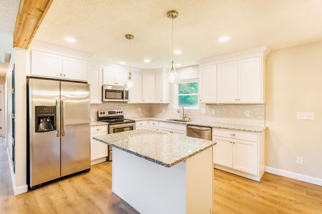4543 S Creek Rd, Cookeville, TN 38506