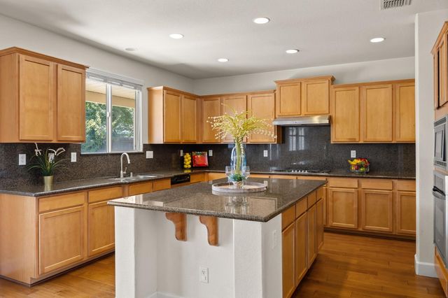 2368 Lockton Dr, Roseville, CA 95747