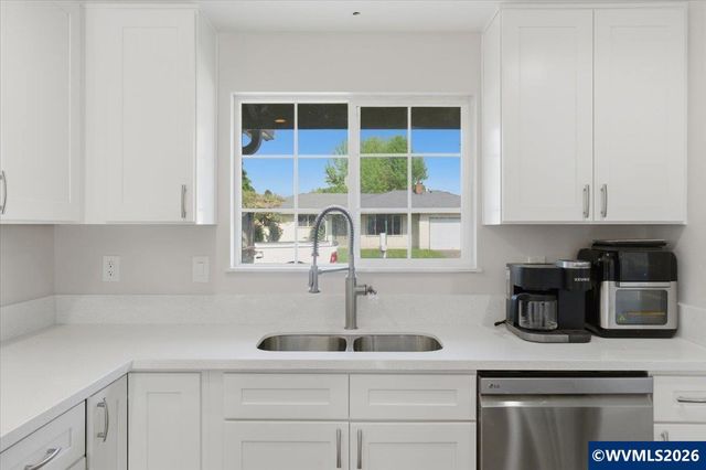 585 45th Pl NE, Salem, OR 97301